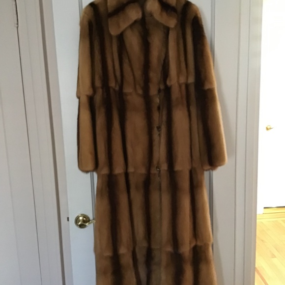 Fendi reversible mink coat with belt. - Picture 3 of 13